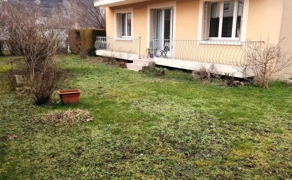 Appartement de charme en rez-de-chaussée avec jardin privatif et garage