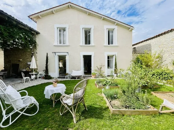 Charmante maison de bourg avec jardin & commodités à pied !