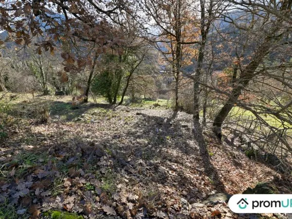 Terrain constructible de 1 591 m2 à Roquesteron