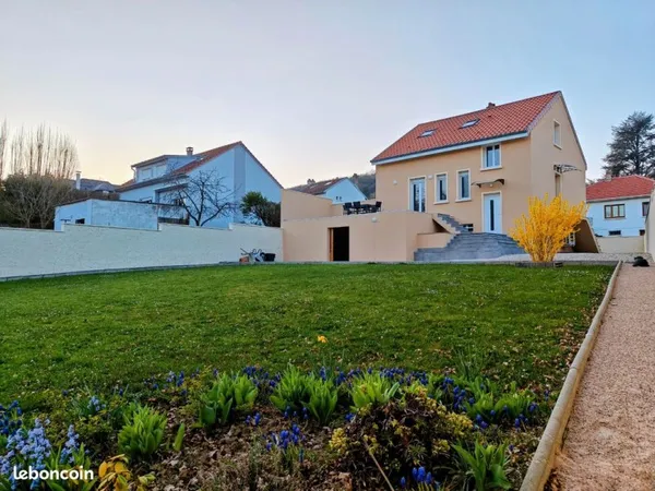 Maison individuelle avec parc paysager