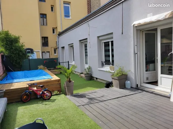 Appartement 1 chambre + bureau avec terrasse et petite piscine