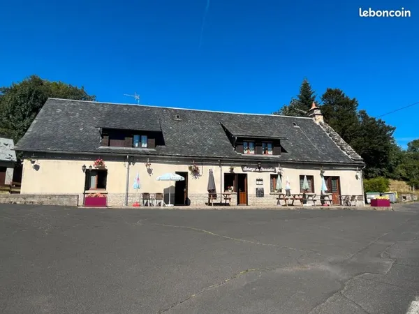 Egliseneuve d'Entraigues Hotel Restaurant Bar Idéalement situé