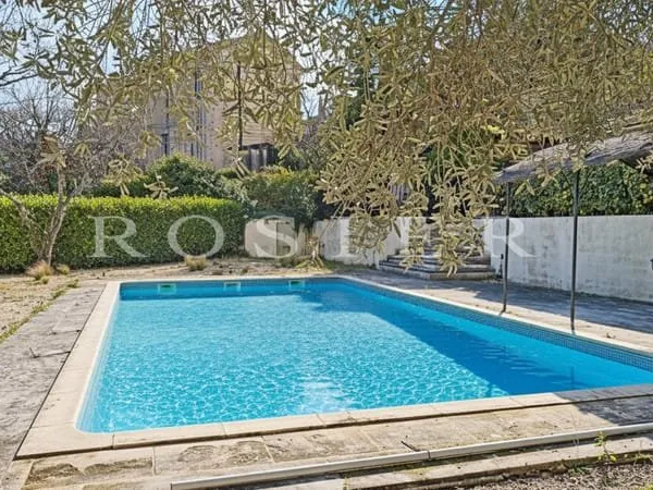 Au coeur du village de Lacoste maison des années 50 avec piscine