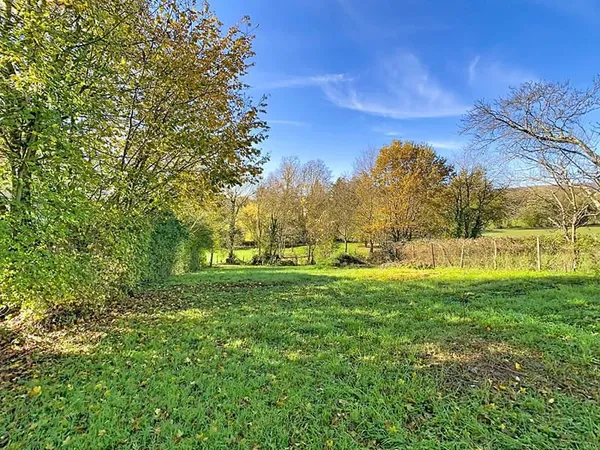 Terrain constructible de 550 m² Borné, non viabilisé, tout à l'égout en bordure