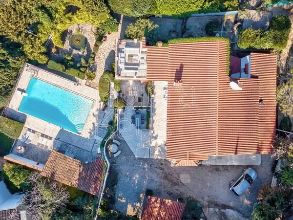 MOUGINS : Élégante villa avec 5 chambres, vue dégagée et piscine