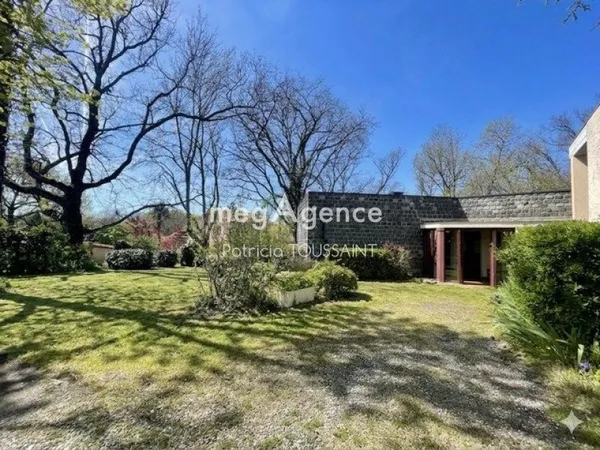 Maison atypique architecte Auguste Vives -119m2 hab- 1804m2 de terrain arboré