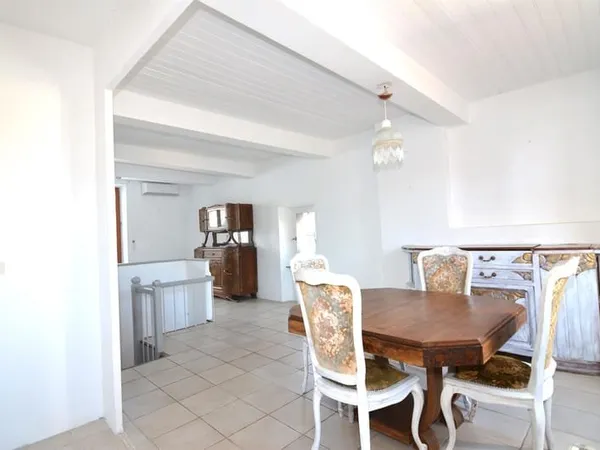 Maison en pierre rénovée avec appartement, garage et terrasse