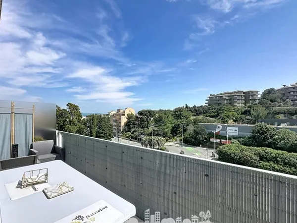 GRAND T1 CLIMATISE - DERNIER ETAGE - CENTRE-VILLE