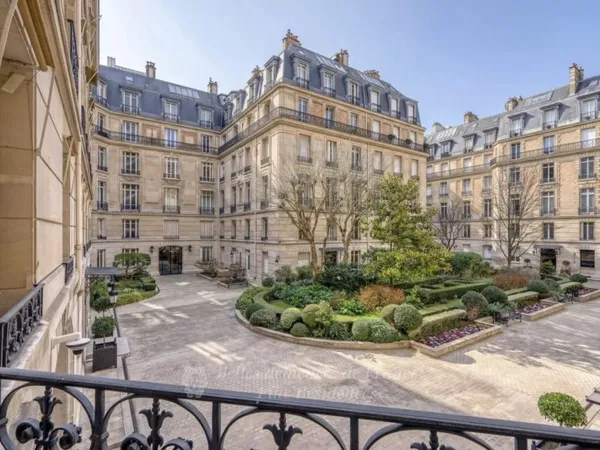 Paris VIIIe - Avenue Montaigne