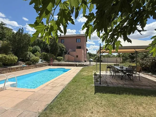 Grande maison familiale avec vue et piscine
