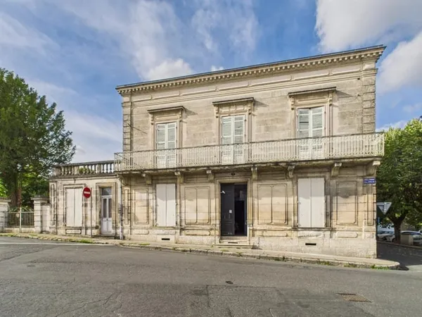 Maison de ville en pierre avec jardin clos et double garage - Emplacement privilégié à Ribérac