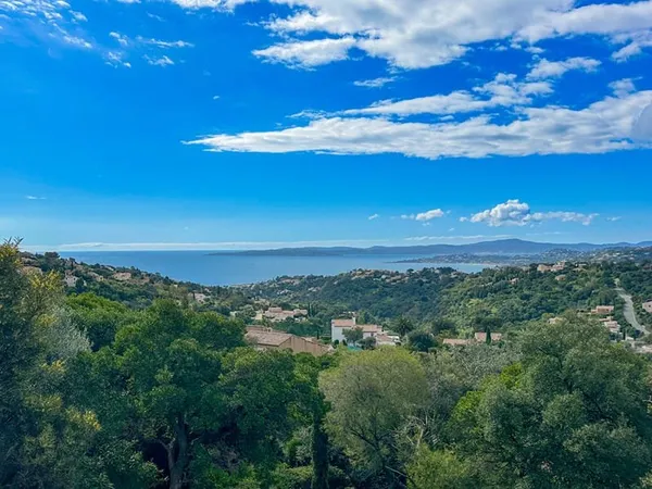 A VENDRE EXCLUSIVITE VILLA PROVENCALE VUE MER 2 DEPENDANCES PISCINE GARAGE LES ISSAMBRES
