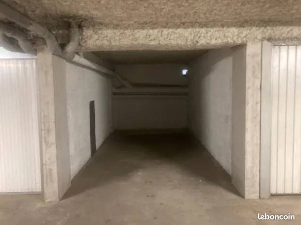 Place de parking privative au sous-sol d'un immeuble sécurisé