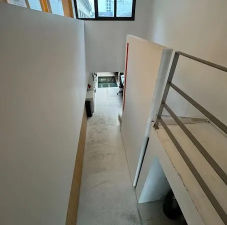 Local 5 pièces 221 m²