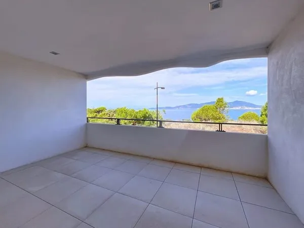 F2 récent en bord de plage et Vue Mer