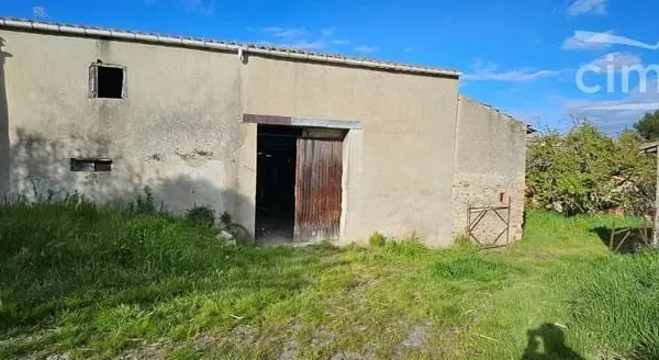 A vendre grange à rénover avec terrain