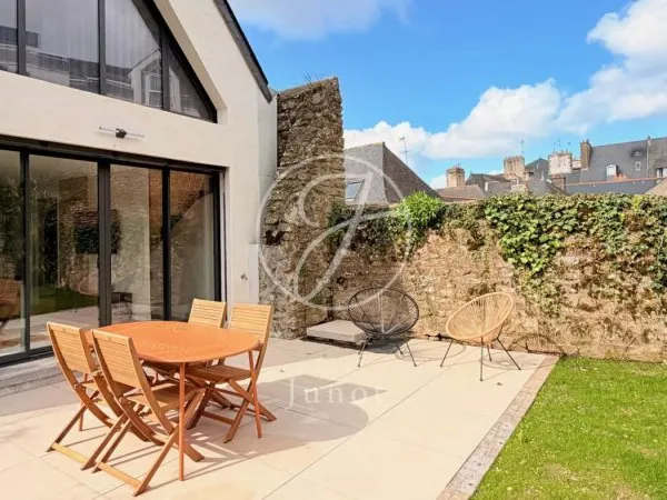 Vannes - MORBIHAN - Maison sur le port à vendre.