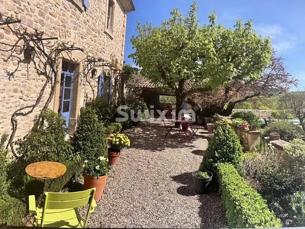 Maison bourgeoise en pierre avec piscine