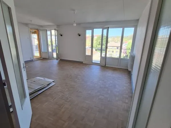 Location agreable T4 Belfort Centre. Rénové. Cuisine/SdB équipées neuves. 1 balcon, 2 coins terrasse