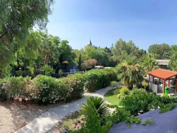 Hôtel 27 pièces 765 m²