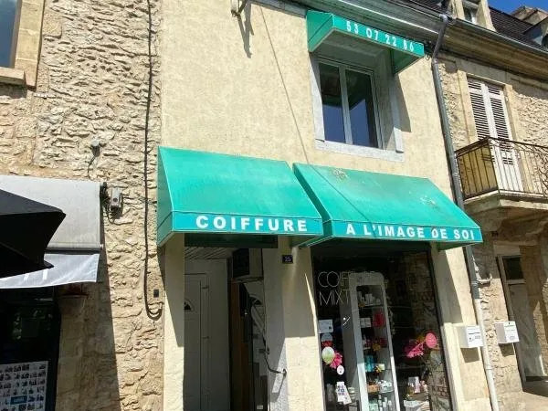 Immeuble avec local commercial loué et appartement