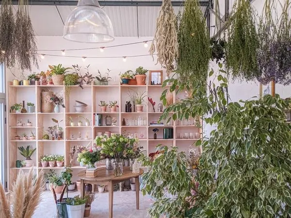 Local spacieux / atelier rénové avec vitrine / espace d'exposition ou bureaux sur axe très passant