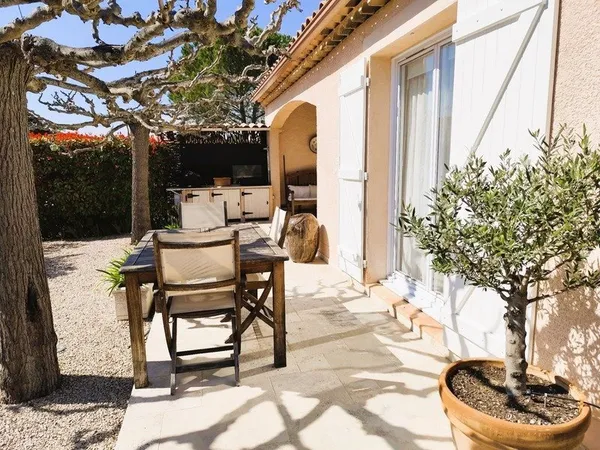 En résidence de Tourisme avec piscine et tennis, très jolie Villa de 103m² à NANS LES PINS (83) jard