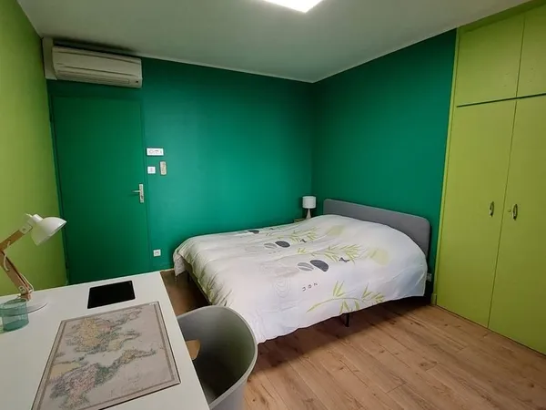 Chambre individuelle spacieuse et climatisée avec balcon dans un appartement en colocation