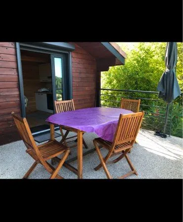 Appartement de 25m2 /avec terrasse de 15m2 /parking et accès privée.pour une personne seule idéaleme