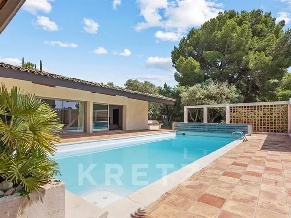 Maison 12 pièces à Sanary-sur-Mer sur terrain arboré de 3 000 m²