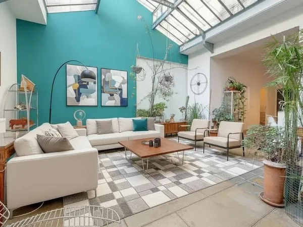 Local 8 pièces 355 m²
