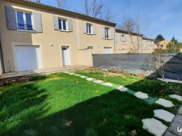 Caumont sur Durance, proche centre, villa mitoyenne T4 de 84 m2, récente 2016, garage, parking, jard