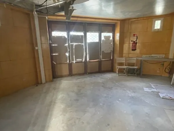 Local commercial, 23 m², RDC sur rue, à rénover