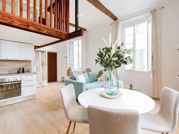 LOCATION ETUDIANTE - Magnifique studio avec mezzanine au coeur du Vieil Antibes !