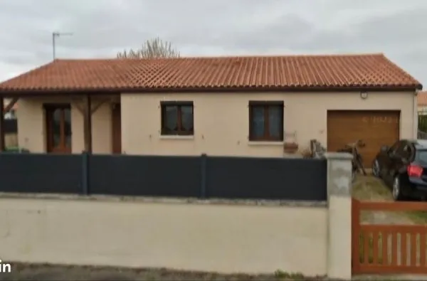 Plein pied mauzé sur le mignon avec garage et jardin