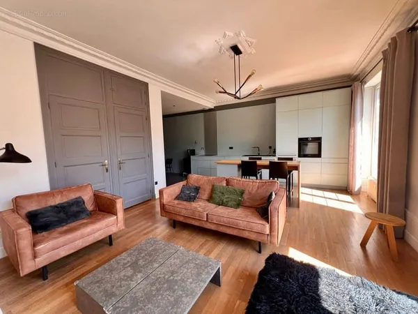 À Vendre Élégant T4 de 110 m2 avec balcons Hyper-Centre Grenoble