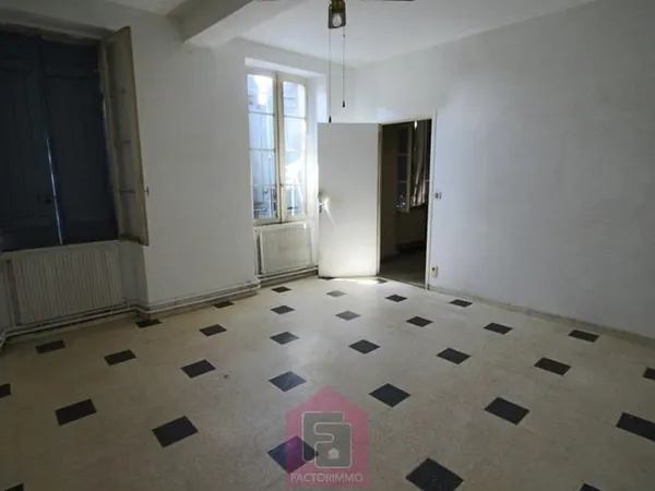 Immeuble au centre ville de Puy l'évêque