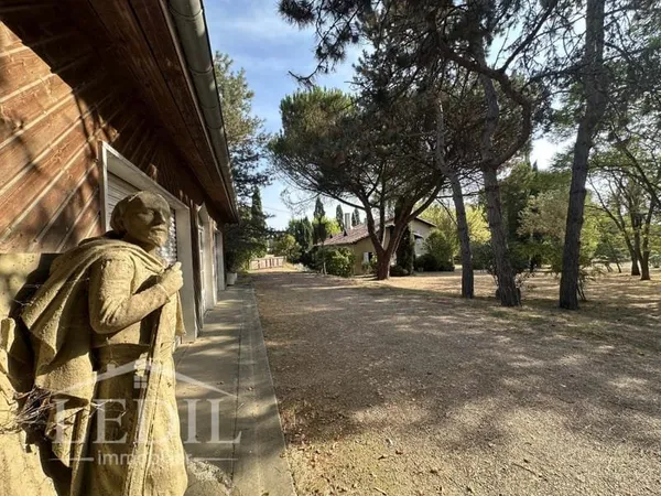 Propriété sur un parc arboré avec son terrain de tennis