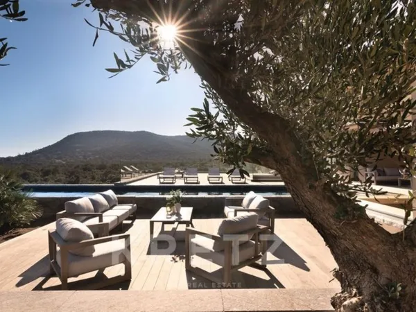 VILLA D'EXCEPTION AVEC PISCINE ET VUE MER