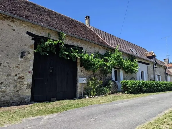 Superbe propriété de caractère comprenant 3 chambres, un grand jardin et un terrain boisé privé