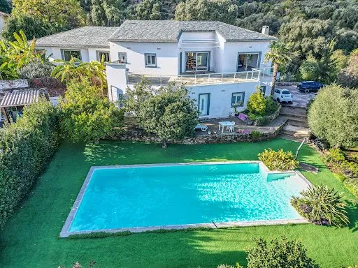 Maison 11 pièces 243 m²