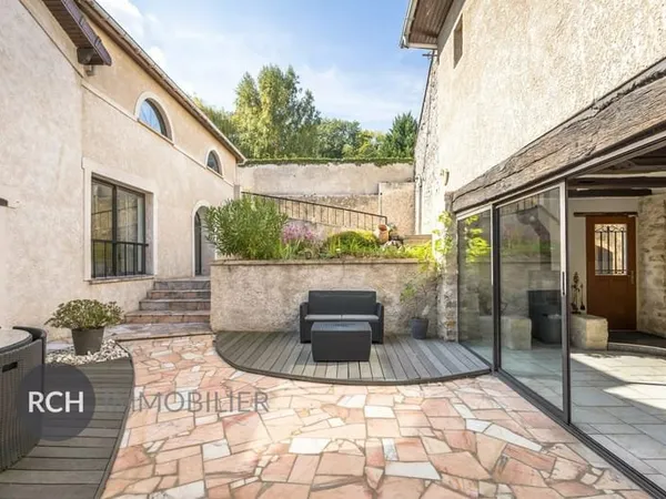 Secteur Jouars Pontchartrain - Maison aux beaux volumes avec piscine et dépendances