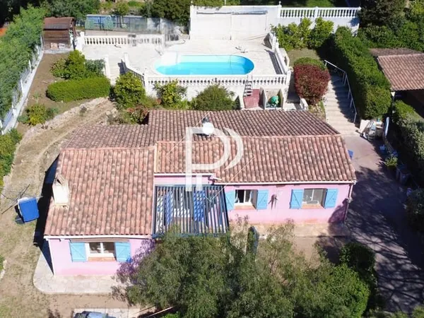 Villa de plain-pied avec piscine au calme