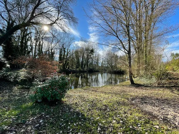 EXCLUSIVITÉ ? Terrain de 6 680 m² avec étang, île, chalet et partie constructible