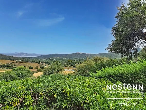 Maison d'environ 184 m² sur deux niveaux et un terrain d'environ 500 m² avec vue sur le golfe de Sai