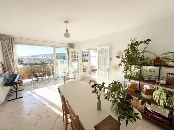 NYONS - EXCLUSIVITE - Elégant appartement T5, balcon, cave et p