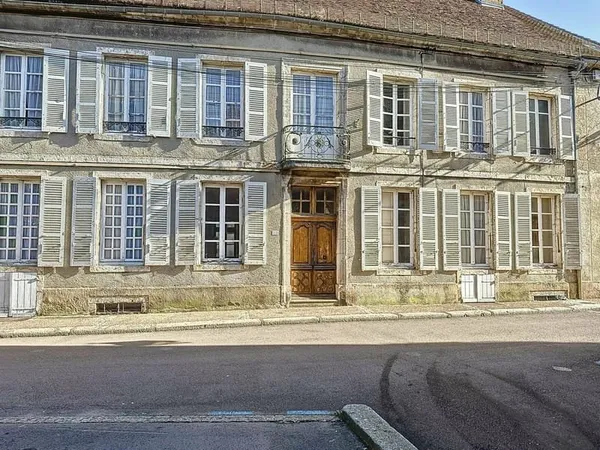 BOURGOGNE, maison de caractère au coeur de visite de SAULIEU