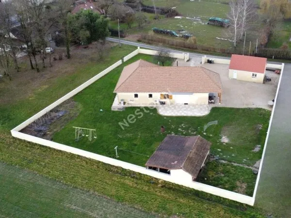 Maison de plain-pied avec garage entre CHALON-SUR-SAONE et LONS-LE-SAUNIER proche LOUHANS et ses 157