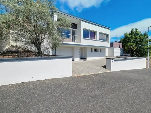 Maison d'architecte avec piscine, terrasse et jardinet