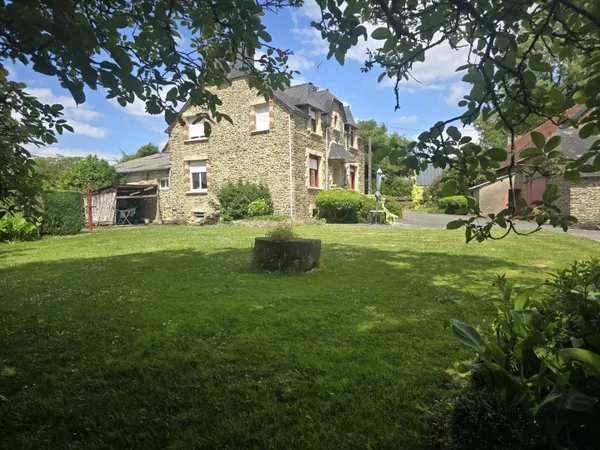 PROPRIÉTÉ DE CHARME AVEC DÉPENDANCES ET BOIS